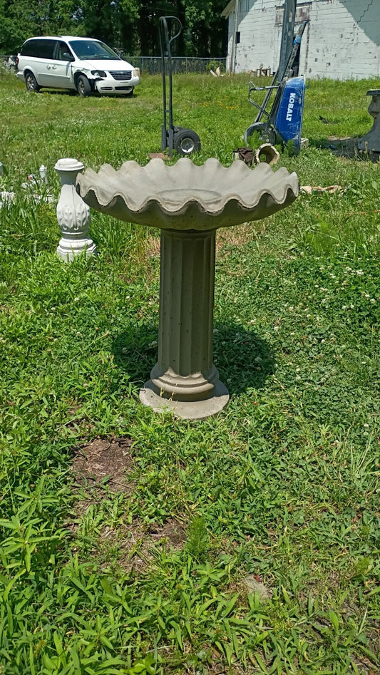 Wavy birdbath